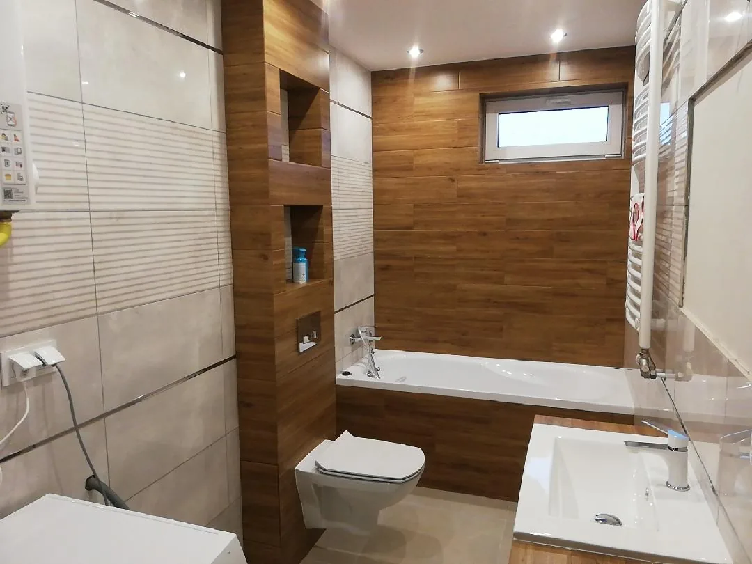 Wykończenie salonu z podłogą drewnianą — Rzeszów